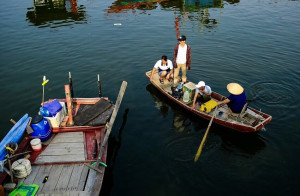 Nhộn nhịp bến cá ở Nghi Quang.